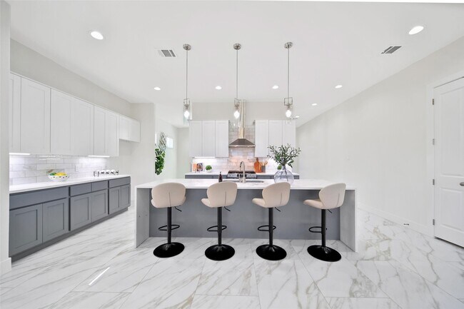 Building Photo - 7611 Athlone Dr