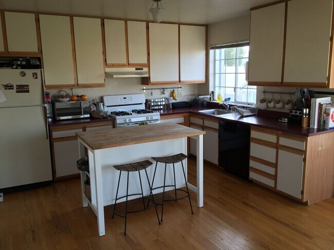 Building Photo - Epic Real Estate & Asso. Inc. - Beautiful, Spacious & Sunny 2 br/2ba Condo Available in Mission -...