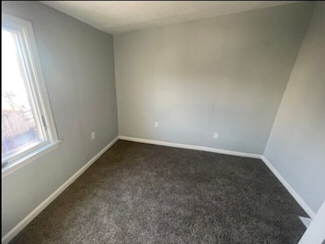 Building Photo - Renovated 4 Bedroom 2.5 bath house in Pott...