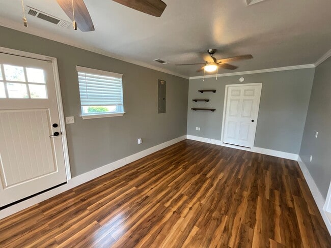 Building Photo - Gorgeous 3/2 Brick Home in Marianna with Bonus Room, Shed, and Fenced Back Yard!