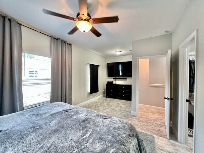 Building Photo - 2100 Pomegranate Ct