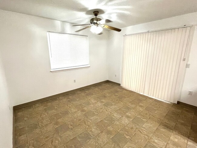Building Photo - Centennial Neighborhood Newer Construction...