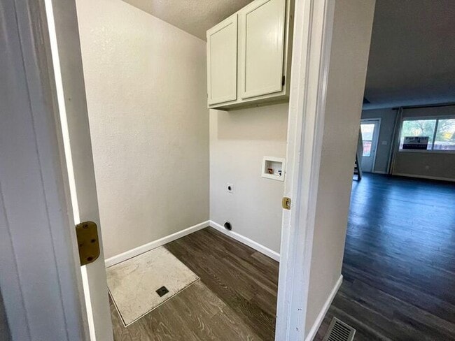 Building Photo - Spacious 3-bedroom, 2.5-bathroom Townhome