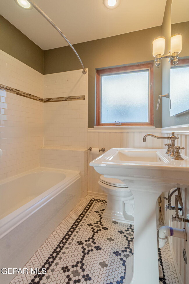 Building Photo - 727 McKelligon Dr