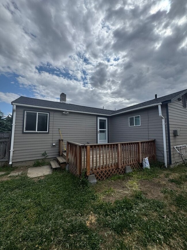 Building Photo - PET FRIENDLY FULLY FENCED