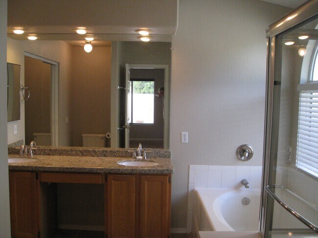 Building Photo - 1562 W Linda Ln