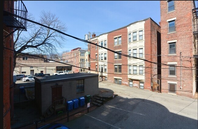 Building Photo - 922 Beacon St