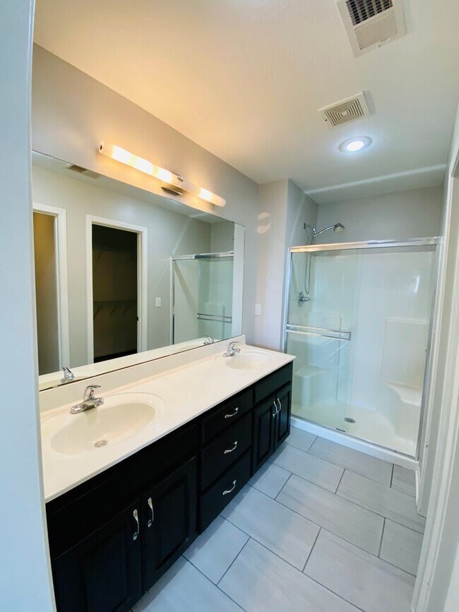 Building Photo - {12337} Spacious Stone Creek Village Townhouse + All Appliances Included + Lawn Care Included + 1...