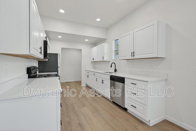 Building Photo - 542 E 23rd St
