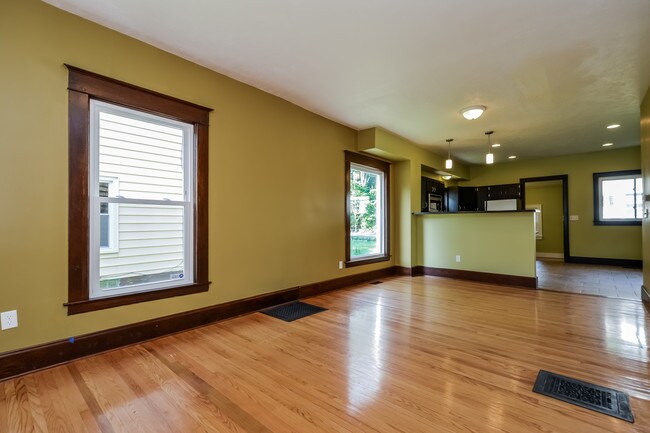 Building Photo - 227 Valley Ave NW