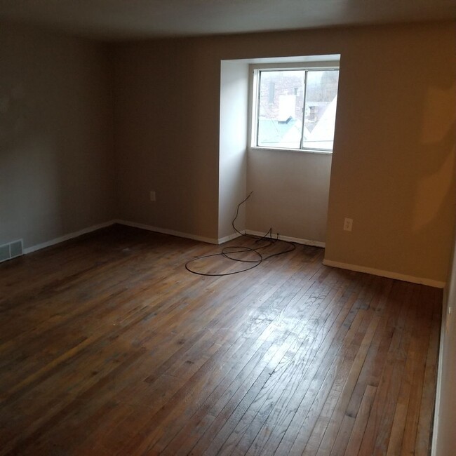 Building Photo - Conveniently Located 2 Bedroom Apartment i...