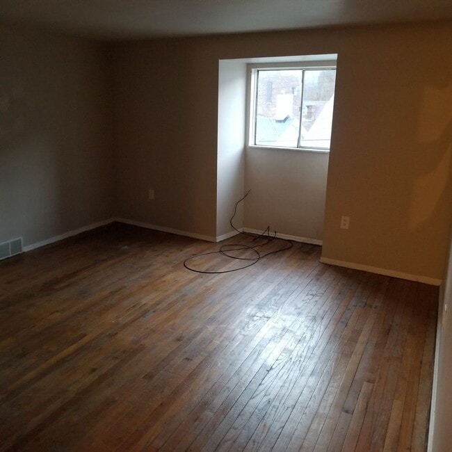 Building Photo - Conveniently Located 2 Bedroom Apartment in Millvale!