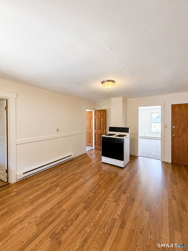 Building Photo - 136 Chapman St