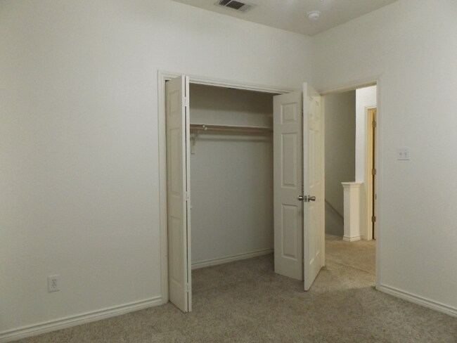 Building Photo - 2909 Whisper Oaks Ln