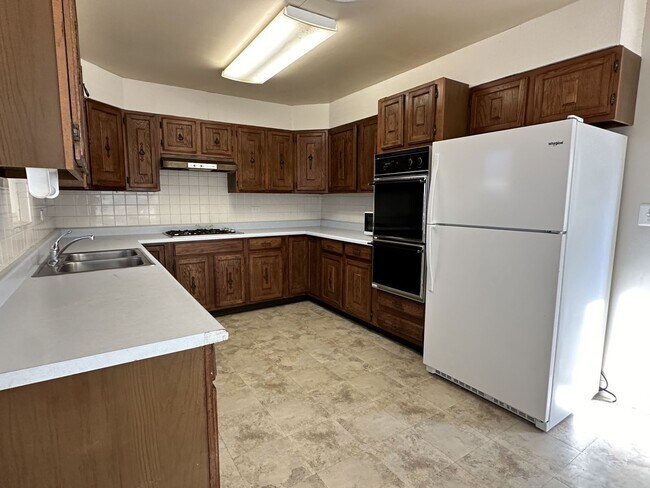 Building Photo - 2883 Bigler Ave