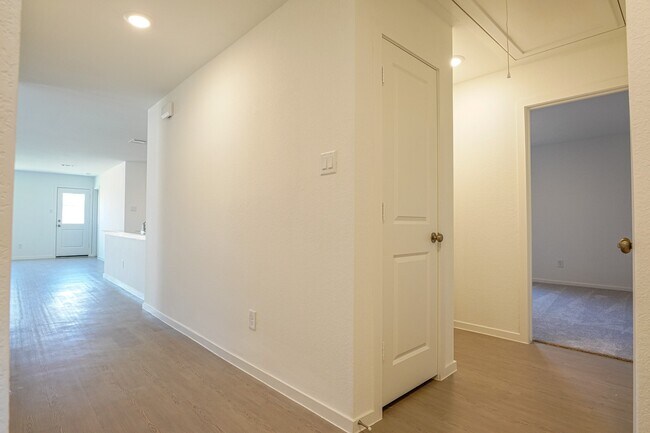 Building Photo - 2718 Pebble Whisper Dr