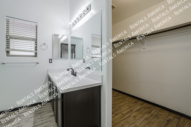 Building Photo - 9316 W Cinnabar Ave