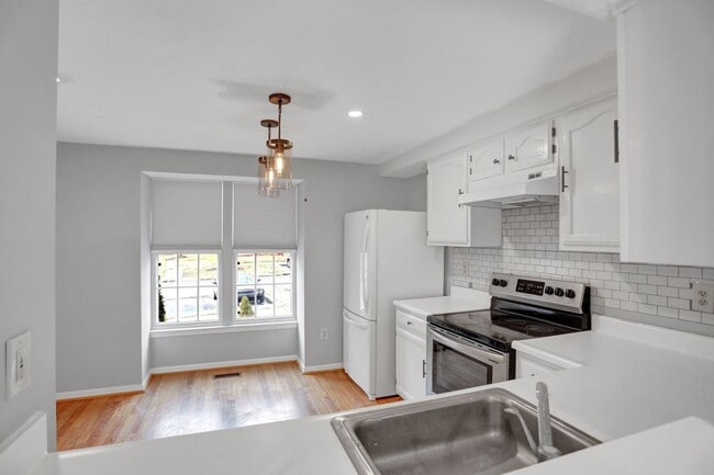 Building Photo - Charming End Of Group Townhome for Rent