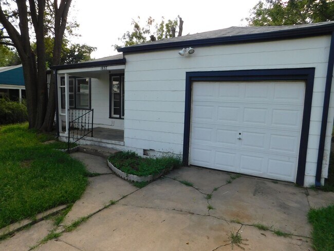 Building Photo - Charming 2 bedroom, 1 bathroom home locate...