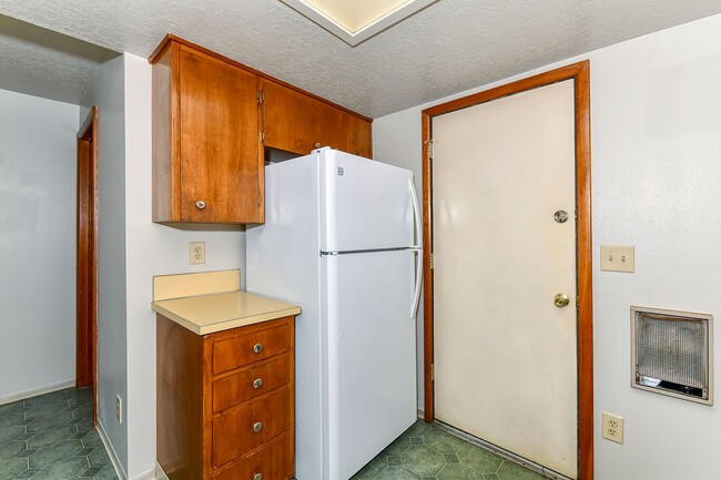 Building Photo - 2 Bedroom 1.5 Bathroom 4 plex