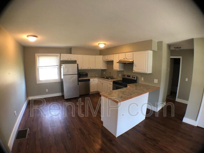 Building Photo - 303 S Oak St