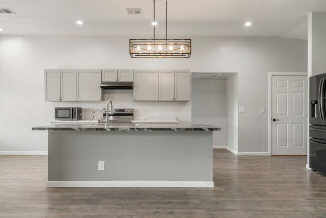 Building Photo - Modern Comfort on 1 Acre in Coweta – Available Now!