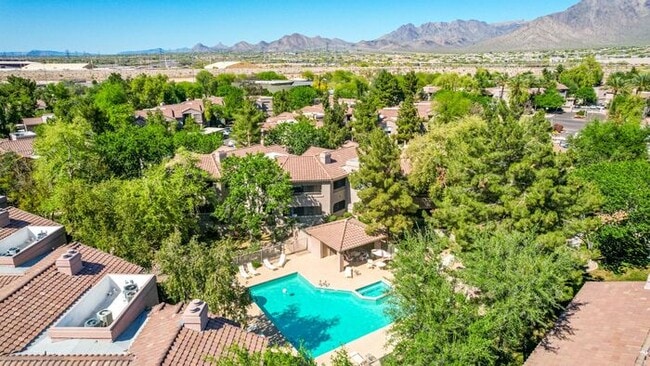 Building Photo - 2-bedroom 2 bath condo in Gated Community ...