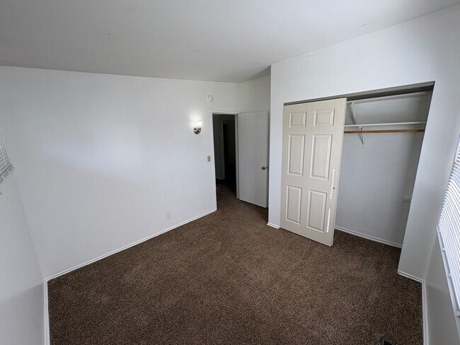 Building Photo - COMING SOON! Meadowlane neighborhood, Fenced Backyard, Laundry included