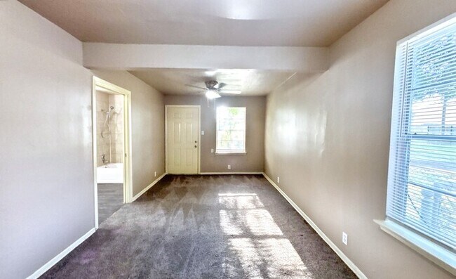 Building Photo - 3-Bedroom Home with Garage and Laundry Hoo...