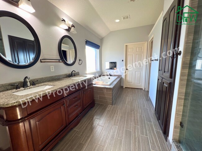 Building Photo - 2502 Chapel Hill Dr