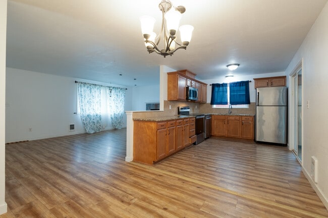 Building Photo - 938 E 65th St