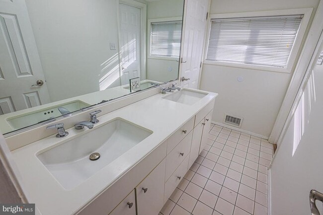 Building Photo - 2421 Lightfoot Dr