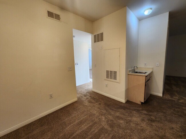 Building Photo - Fantastic, well maintained 2 bedroom condo.