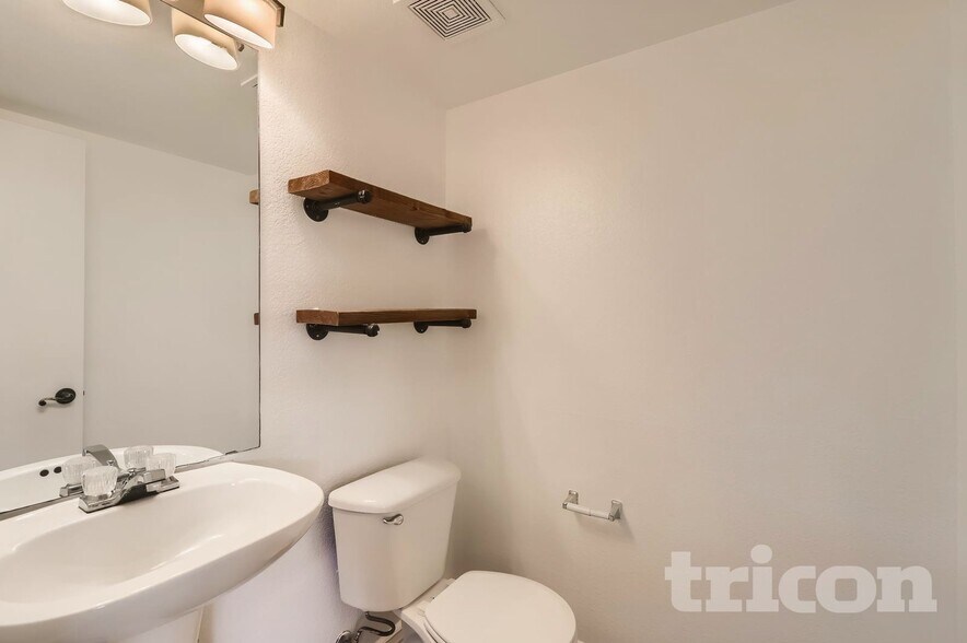 Building Photo - 15950 W Cottonwood St