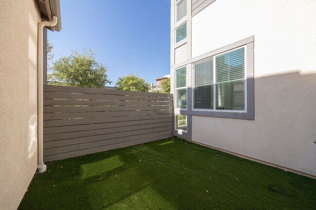 Building Photo - Spacious 4 Bedroom Townhome in the Millenia Community!