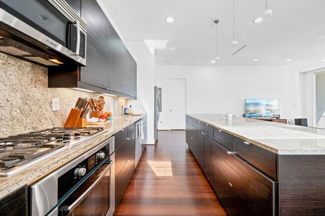 Building Photo - 3302 Lake St