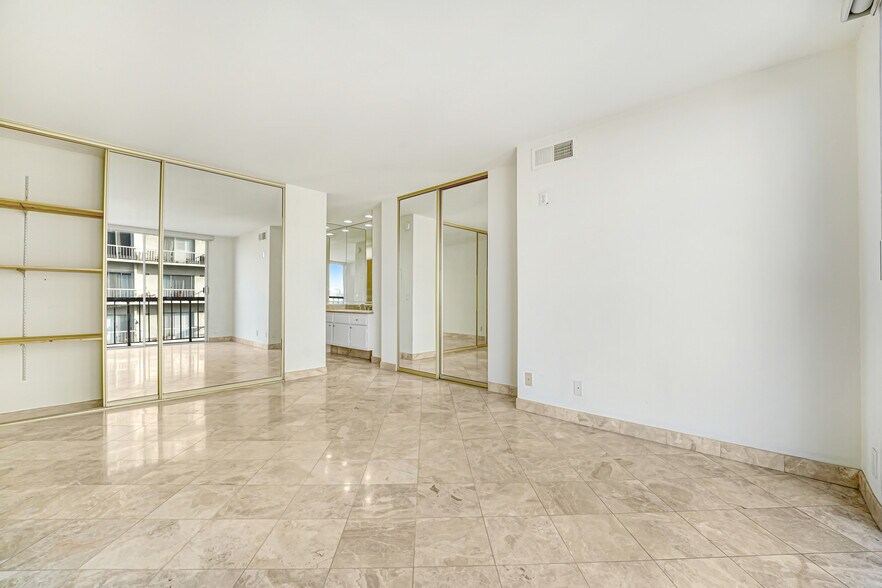 Building Photo - 10747 Wilshire Blvd