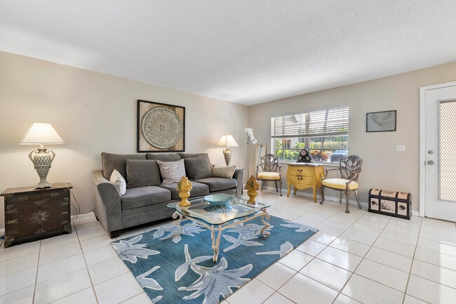 Building Photo - 157 Flanders C