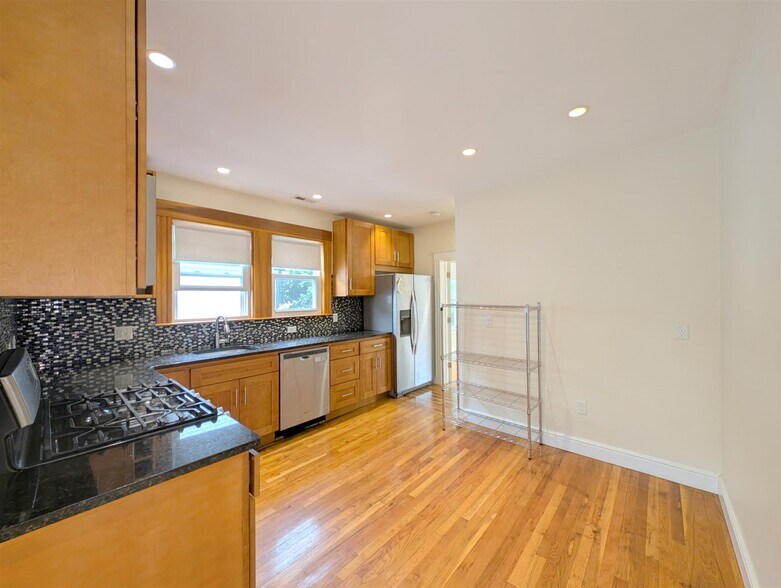 Building Photo - 9 Bonner Ave