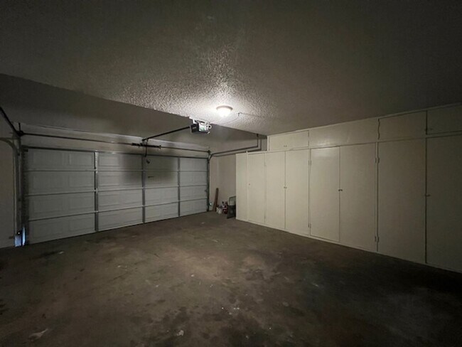 Building Photo - Quadrangle Townhome