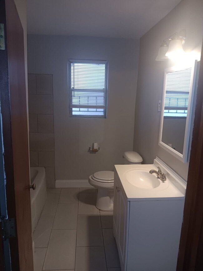 Building Photo - 824 Maury St