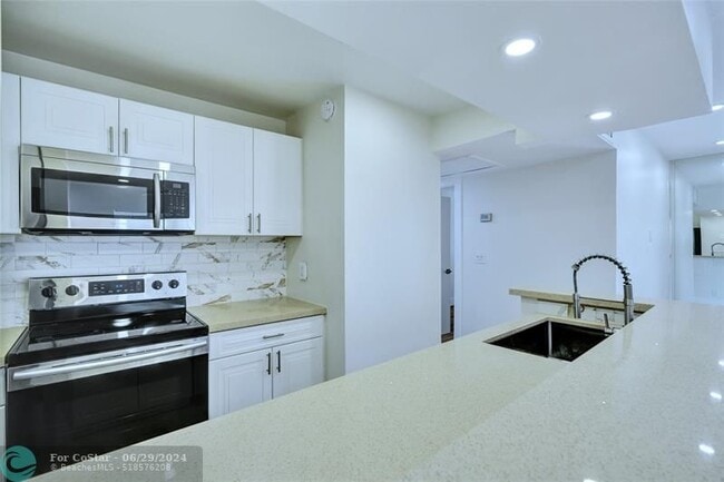 Building Photo - 1407 NE 56th St