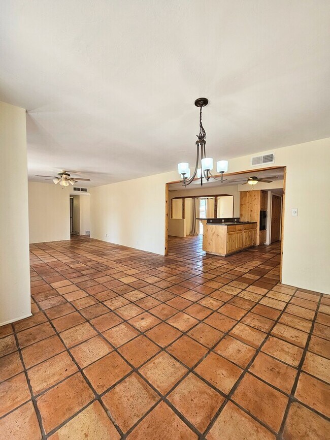 Building Photo - Spacious 3 bd 2 bath home.