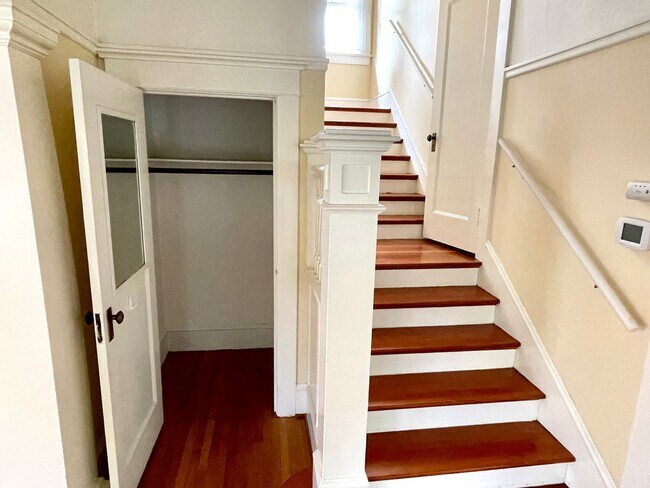 Building Photo - Coveted Laurelhurst Craftsman, Detached Garage, A/C, Hardwoods...A Rare Listing!