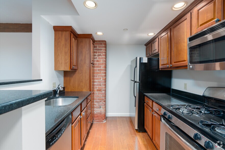 1BR, 1BA - 694SF - Kitchen - Dennison Bishop