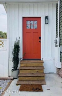 Building Photo - Knoxville 37920 - 1 bedroom, 1 bath studio apartment - Contact Tara Hayes (865) 242-8010