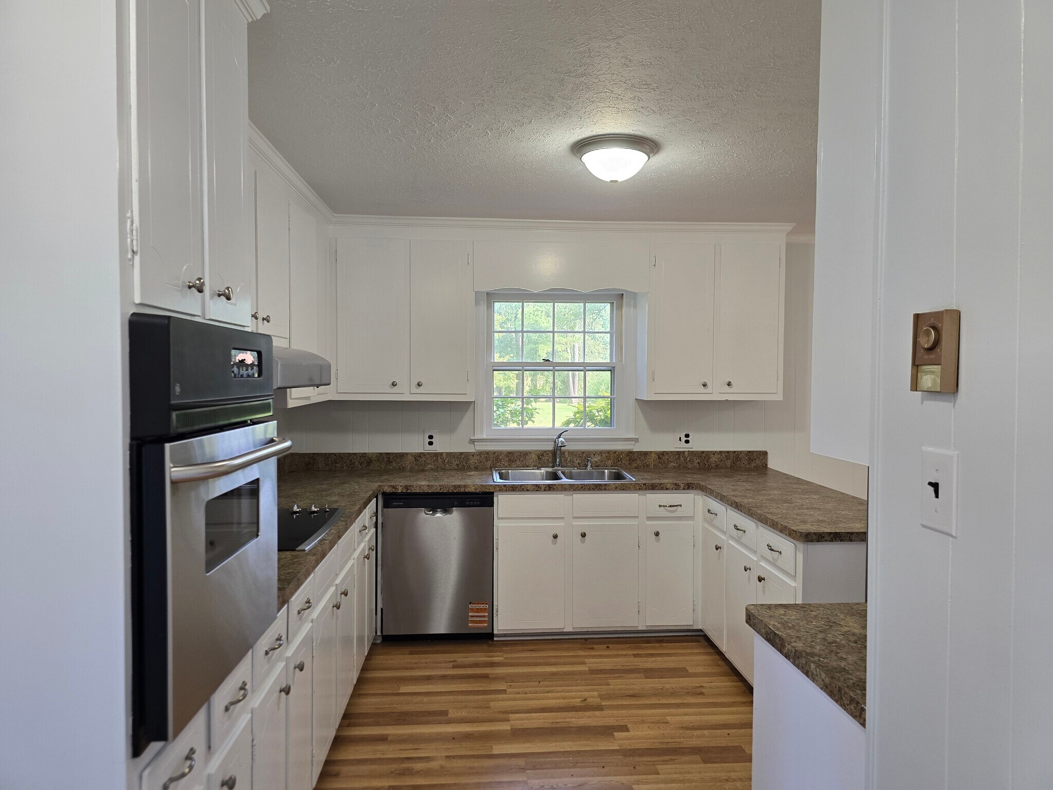 Building Photo - 205 Pinewood Dr