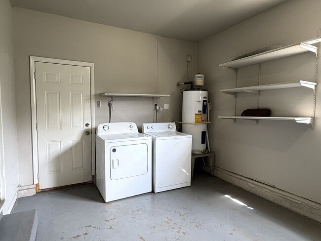 Building Photo - "Charming 3-Bed Home with Beautiful Hardwood Floors on Euclid Road!"
