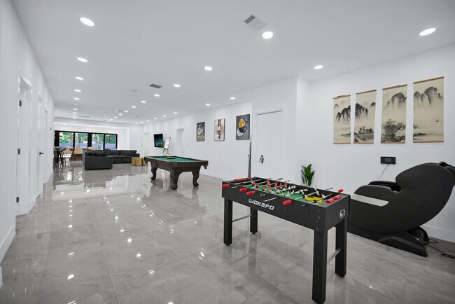 Building Photo - 5313 NE 1st Ave