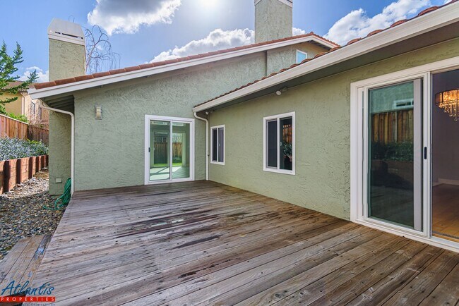 Building Photo - Gorgeous Home | Remodeled | Desirable Location